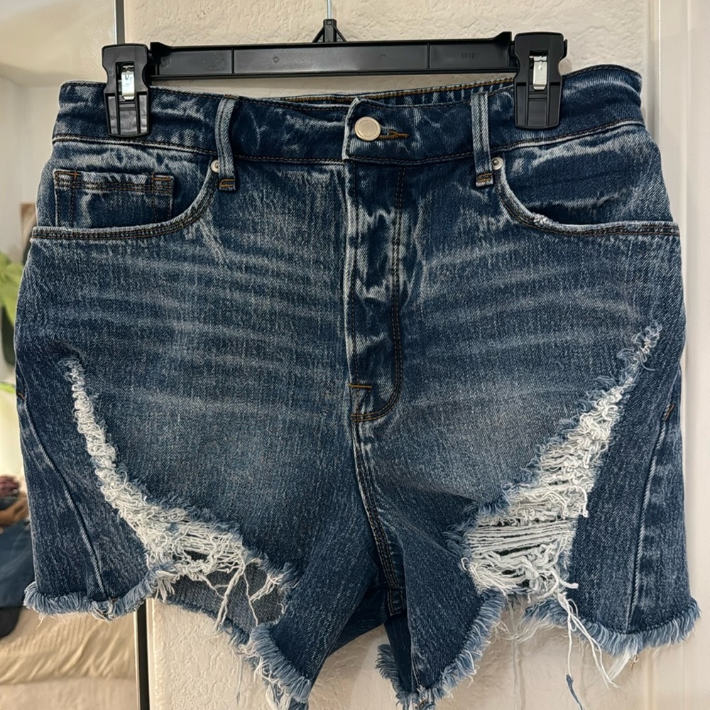 Good American distressed frayed denim shorts - medium wash size 6/28